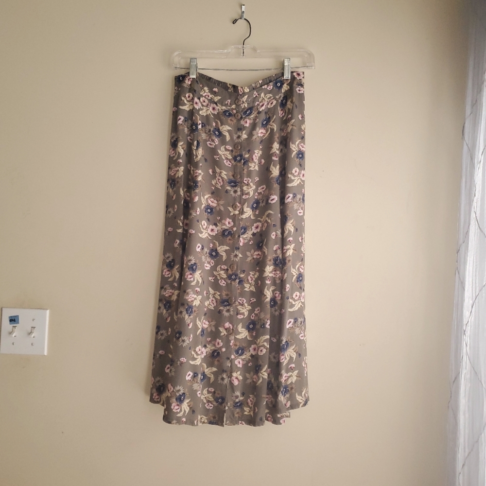 Sag harbor midi flowing button up wonderful soft material. Excellent condition